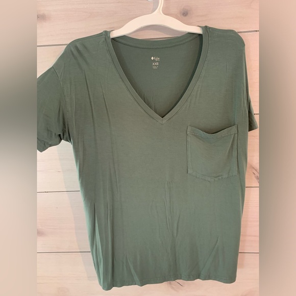 Kyte Baby Relaxed Fit Women’s V-Neck - Picture 3 of 4